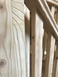 Ponçage rénovation rambarde escalier bois